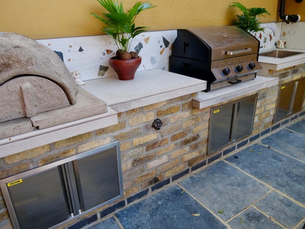 Huge Deluxe 600 Year Old Essex Manor, Hot Tub, Cinema Room, Sky Tv Saffron Walden Exteriör bild